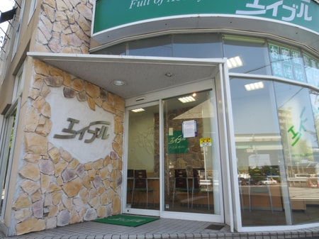 店舗正面入口 緑の看板が目印です。