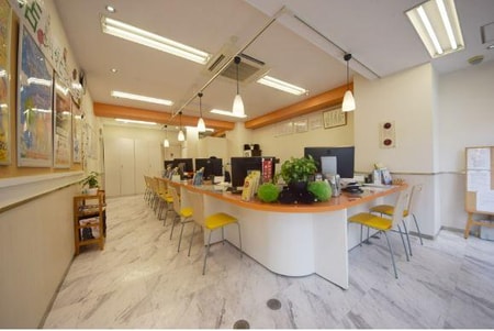 明るい店内でお待ちしております！