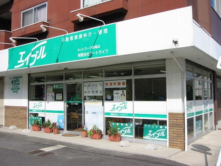 ３階建てのマンションの１階です。店舗前面すべてがお客様駐車場となっております。